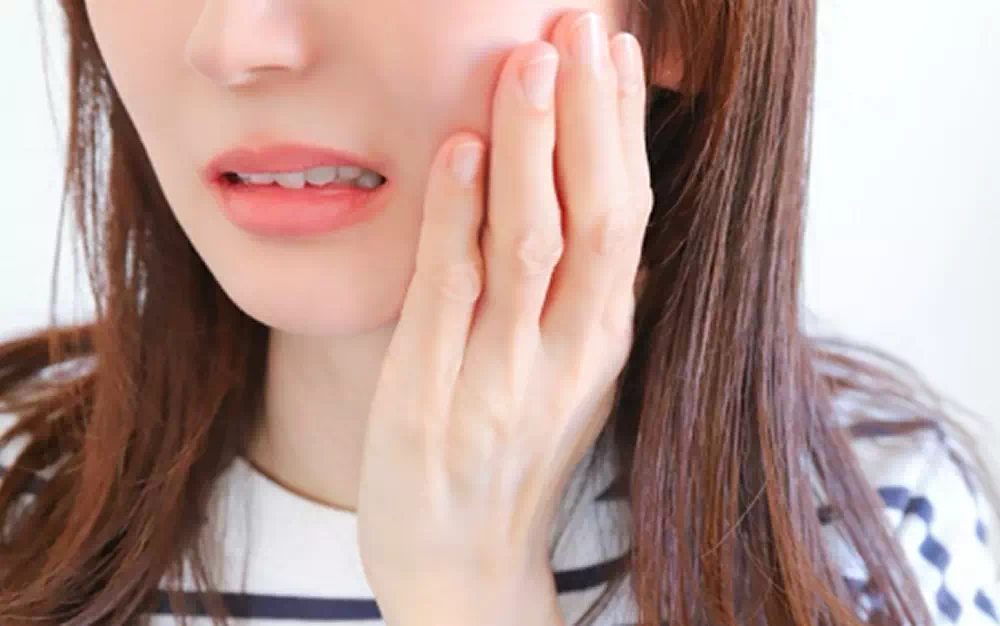 歯を痛がる女性
